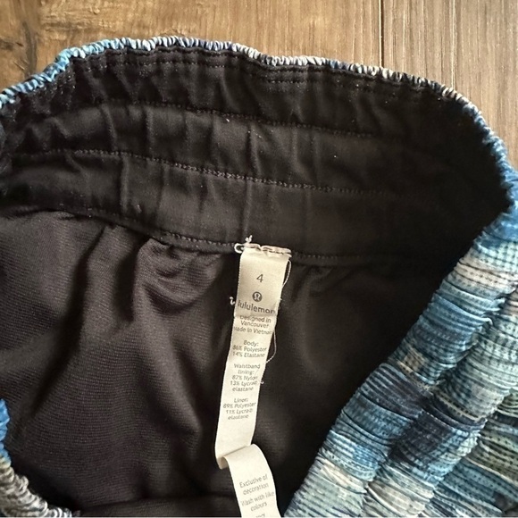 Lululemon Tracker Short V 4" in Sun Dazed Multi Blue - Size 4 - Picture 9 of 11